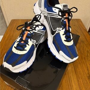 Nike Zoom Vomero 5 SE SP in White/Racer Blue - Black - Sail. Size 13